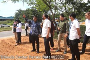 Rudi Tinjau dan Ukur Langsung Lokasi Penanaman Pohon Jati Emas