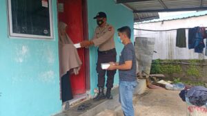 Peduli Covid-19, Polsek Lubuk Baja Bagikan 100 Paket Nasi Kotak ke Masyarakat Kurang Mampu