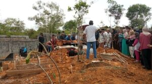 Isak Tangis Ratusan Pelajar SMAN 15 Batam Iringi Pemakaman Jenazah Andini di TPU Sambau