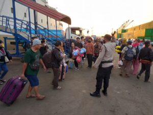 Personil Polsek KKP Batam Beri Pengamanan, Antisipasi Lonjakan Penumpang Kapal Kelud