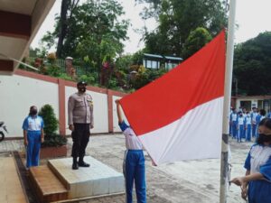 Bhabinkamtibmas Polsek Lubuk Baja Beri Pelatihan Upacara Bendera Kepada Siswa Siswi SMP Kristen Immanuel Batam