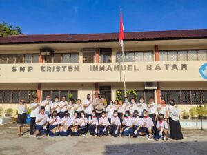 Bhabinkamtibmas Polsek Lubuk Baja Jadi Pembina Upacara di SMP Kristen Immanuel Batam