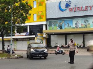 Polsek Lubuk Baja Lakukan Strong Point Pagi Mengantisipasi Rawan Kemacetan Lalu Lintas dan Kejahatan Jalanan C3