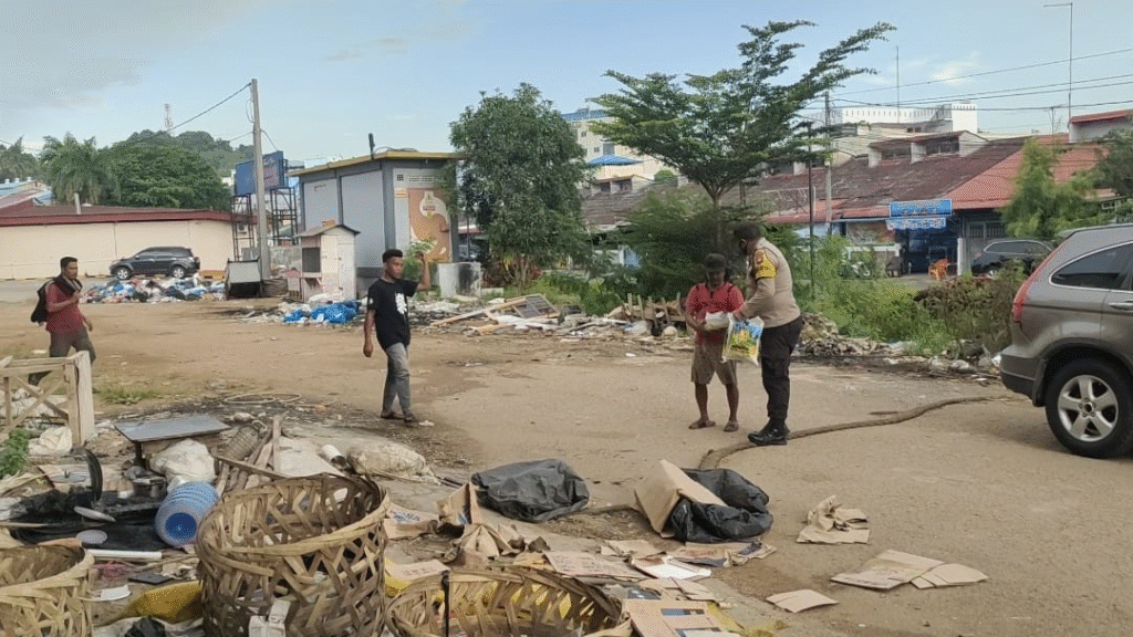 Polsek Lubuk Baja Melaksanakan Bakti Sosial di Lampu Merah Irinco dan Winsor Kec. Lubuk Baja Kota Batam
