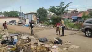 Polsek Lubuk Baja Melaksanakan Bakti Sosial di Lampu Merah Irinco dan Winsor Kec. Lubuk Baja Kota Batam