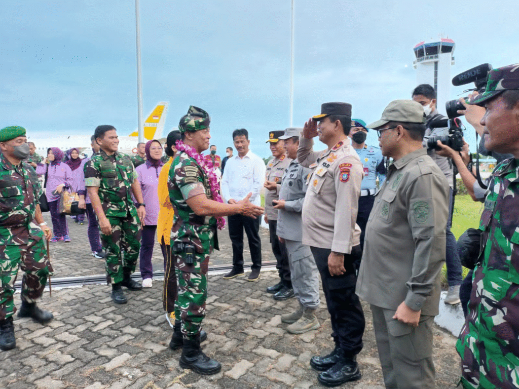 Polsek Kawasan Bandara Hang Nadim Lakukan Pengamanan Kedatangan Panglima TNI di Terminal VVIP Bandara Internasional Hang Nadim Batam