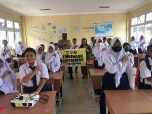 Polsek Sekupang Beri Pembinaan dan Penyuluhan ke Siswa SMPN 56 Batam Tentang Bahaya Kenakalan Remaja