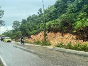 Gerak cepat, Pemko Benahi Bukit Longsor di Tanjungriau