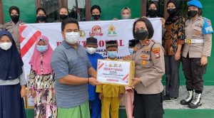 Jelang HUT Polwan ke 74, Polwan Polresta Barelang Bagikan Sembako ke Panti Asuhan