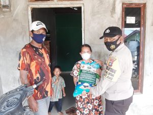 Jumat Berkah Polsek Bulang Laksanakan Bakti Sosial Berikan Sembako Kepada Masyarakat Kurang Mampu