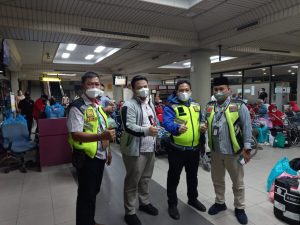 Hingga Dini Hari Personil Kawasan Bandara Hang Nadim Berikan Pengamanan Maksimal Kepada Jemaah Haji Debarkasi Asal Jambi dan Riau