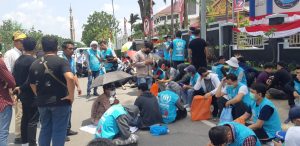 Pengungsi Afghanistan Unjuk Rasa Kibarkan Bendera Asing di Depan Kantor Imigrasi Kota Batam