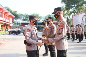 Kapolsek Lubuk Baja Terima Dua Penghargaan dari Kapolresta Barelang