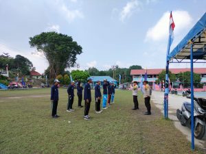 10 Pelajar Calon Paskibraka Tingkat Kecamatan Mendapat Pelatihan PBB dari Bhabinkmatibmas Belakangpadang