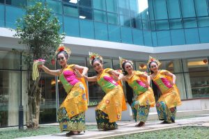 Merayakan HUT RI ke 77 ada aksi Canting dan Fashion Show Batik di Hotel Best Wester Primer Panbil Bwp