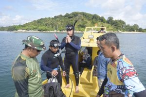 Jelang Pengibaran Bendera di Bawah Laut, Danlantamal IV Menyelami Pantai Dolphin Bintan