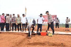 Kapolda Kepri Meletakan Batu Pertama Pembangunan Rumah Murah Bagi Anggota Polri