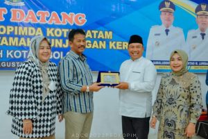 𝗦𝗮𝗹𝗶𝗻𝗴 𝗗𝘂𝗸𝘂𝗻𝗴 𝘂𝗻𝘁𝘂𝗸 𝗞𝗲𝗺𝗮𝗷𝘂𝗮𝗻 𝗞𝗼𝘁𝗮, Marlin Bertukar Cenderamata dengan Ketua TP PKK Sibolga