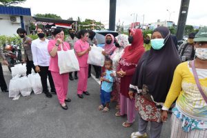 Sambut HUT Polda ke-74 dan HKGB ke-70, Polwan Polda Kepri dan Bhayangkari Lakukan Bakti Sosial