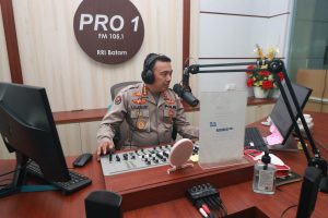 Kabid Humas Polda Kepri Serahkan Piagam Penghargaan Lembaga Penyiaran Republik LPP RRI Batam
