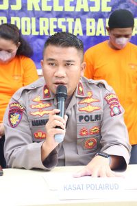 Kasat Polairud Polresta Barelang Gelar Konferensi Pers Ungkap Kasus Penyeludupan Biota Laut yang Dilindungi