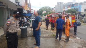 Patroli Lubuk Baja dan Damkar Berjibaku Padamkan Api yang Menghanguskan Sebuah Ruko di Nagoya