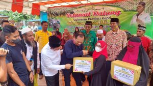 Polda Kepri Bekerjasama Dengan Forum Mesjid dan Musholla, Bagi Ratusan Sembako Kepada Kaum Dhuafa Di Pantai Hidayah Batam