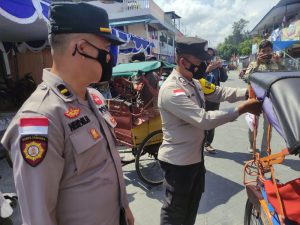Polsek Belakang Padang Bersama Aliansi Pemuda Bagikan Bendera Merah Putih Kepada Pengendara Motor dan Tukang