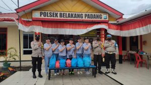 Bersama Tim Peduli Masyarakat, Polsek Belakang Padang Bagikan Paket Makanan
