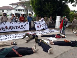 HMI Batam Gelar Aksi Teatrikal, Tolak Kenaikan Harga BBM Subsidi