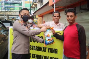 Kenaikan BBM, Polri Gelar Baksos Kepada Masyarakat Kurang Mampu di Wilayah Polsek Lubuk Baja Batam