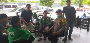 Bhabinkamtibmas Polsek Lubuk Baja Beri Bantuan Kepada Ojol