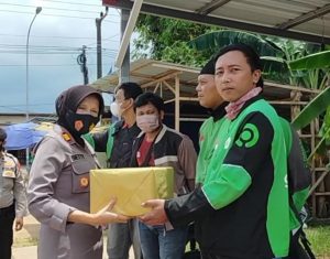 Polsek Sei Beduk Melaksanakan Bakti Sosial Kepada Masyarakat Terdampak Kenaikan BBM