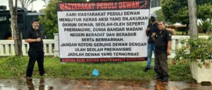Kecam Arogansi Oknum DPRD, Masyarakat Peduli Dewan Pasang Spanduk di DPRD Batam