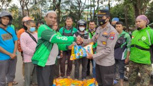 20 Driver Ojek Online Terima Paket Sembako dari Polsek Sekupang Imbas Kenaikan Harga BBM