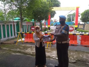 Polsek Batam Kota Bagikan Sembako Kepada Masyarakat Terdampak Kenaikan BBM