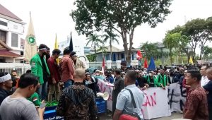Minta Pemerintah Serius Tuntaskan Kasus Penggelapan Dana KSP Karya Bhakti, Warga Belakangpadang Datangin Kantor DPRD Batam