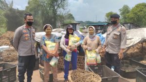 Polsek Sekupang Salurkan Bantuan Sembako ke Pekerja Arang Tempurung Kelapa Bukit Dangas