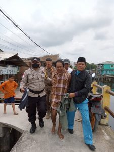 Bhabinkamtibmas Kelurahan Tanjung Uma Bripka Wahyudi Sugino Bersama ketua RT.003 mengamankan 1 orang yang diduga ODGJ