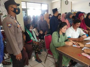 Pembagian BLT BBM! Polsek Bulang Lakukan Pengamanan dan Monitoring Pembayaran Bantuan Sosial Kompensasi BBM Kelurahan Setokok Bulang