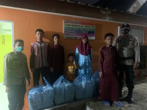 Polsek Lubuk Baja Membagikan Nasi Kotak Kepada Panti Asuhan Muhabbatul Haq Dalam Rangka Bhakti Sosial Polresta Barelang