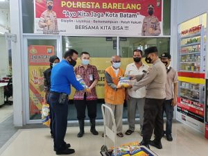 Peduli Masyarakat Yang Terdampak Penyesuaian Harga BBM, Polsek KKP Batam Bagikan Beras Kepada Porter dan Cleaning Service di Pelabuhan Domestik Punggur