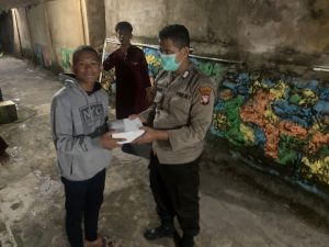 Polsek Lubuk Baja Membagikan Nasi Kotak Kepada Panti Asuhan Muhabbatul Haq Dalam Rangka Bhakti Sosial Polresta Barelang
