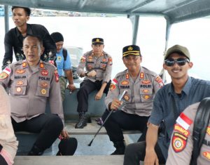 Mengunakan Speed Boat Kapolres Bintan Tinjau Langsung Pelaksanaan Pilkades Serentak Kabupaten Bintan Hingga Ke TPS Terpencil