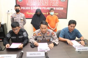 Kapolsek Kawasan Pelabuhan Batam Gelar Konferensi Pers Ungkap Pelaku Penempatan PMI Ilegal