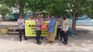 Jum’at Berkah Polsek Belakang Padang, Bagikan Sembako Kepada Warga Pulau Mecan