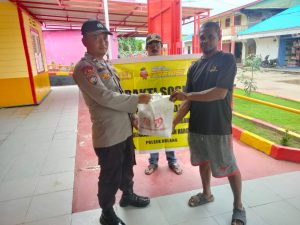 Peduli Masyarakat, Polsek Bulang Berikan Bantuan Sosial Kepada Lansia