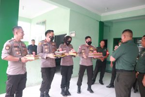 HUT TNI Yang Ke-77, Kapolsek Lubuk Baja Berserta Rombongan Berikan Kejutan Ulang Tahun dimako Koramil 01/Lubuk Baja