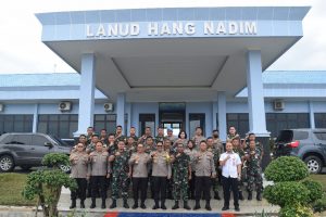 HUT TNI Ke-77, Lanud Hang Nadim Terima Kejutan Kue Ulang Tahun dari Polda Kepri