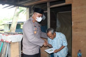 Jum’at Berkah, Kapolres Karimun Sambangi Warga Pengidap Jantung & Ginjal